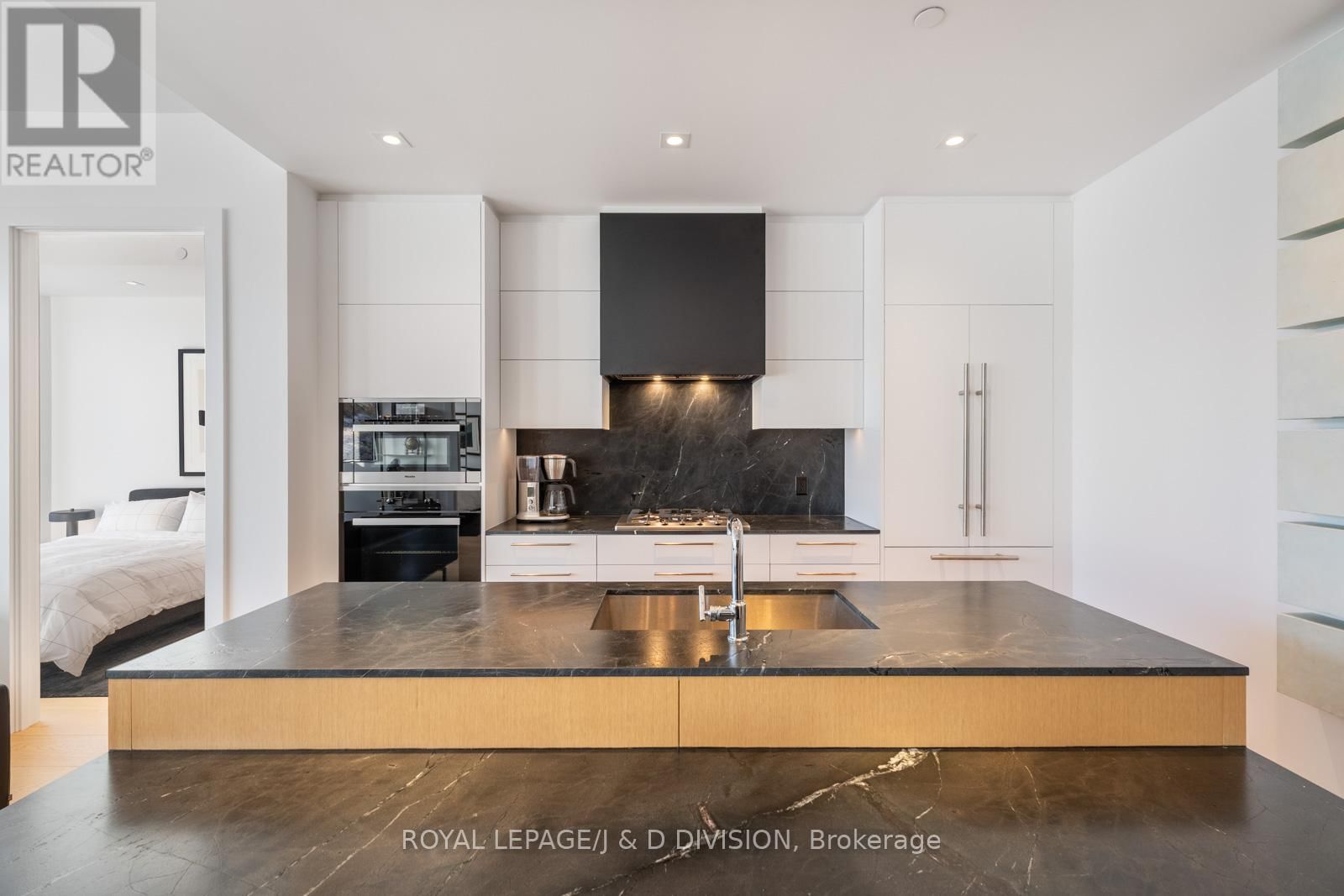 710 - 1 STRATHGOWAN AVENUE Image 5