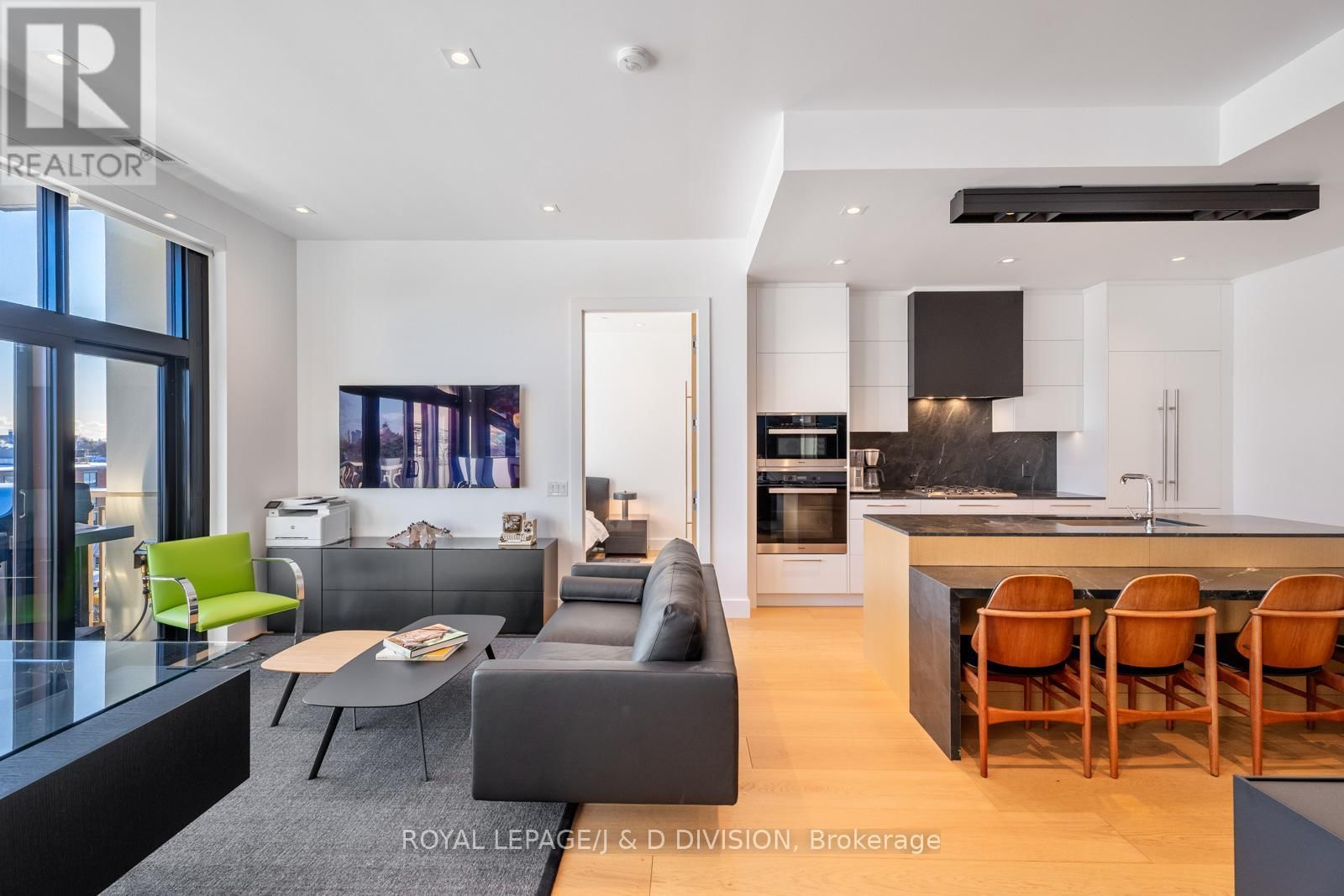 710 - 1 STRATHGOWAN AVENUE Image 6