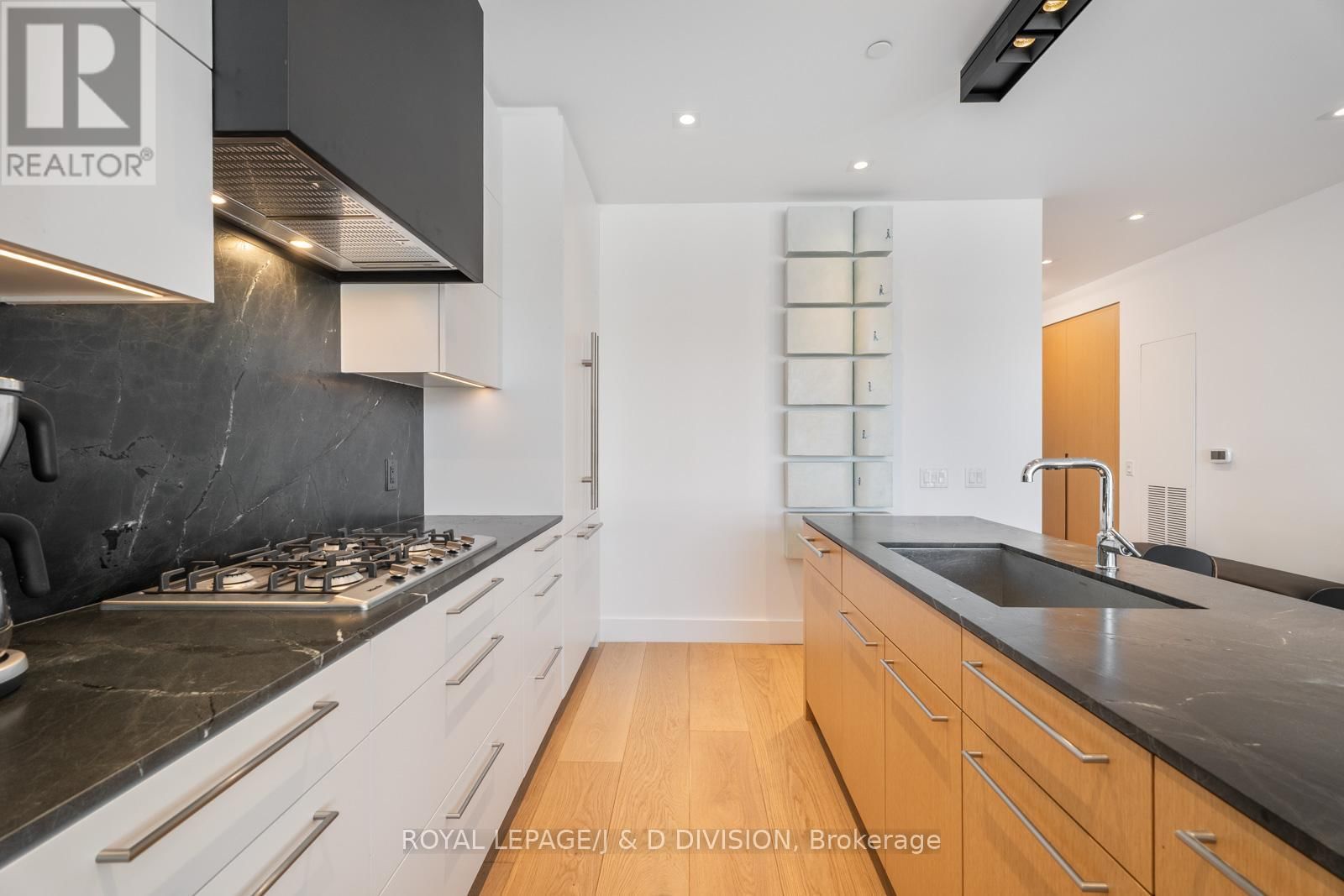 710 - 1 STRATHGOWAN AVENUE Image 7