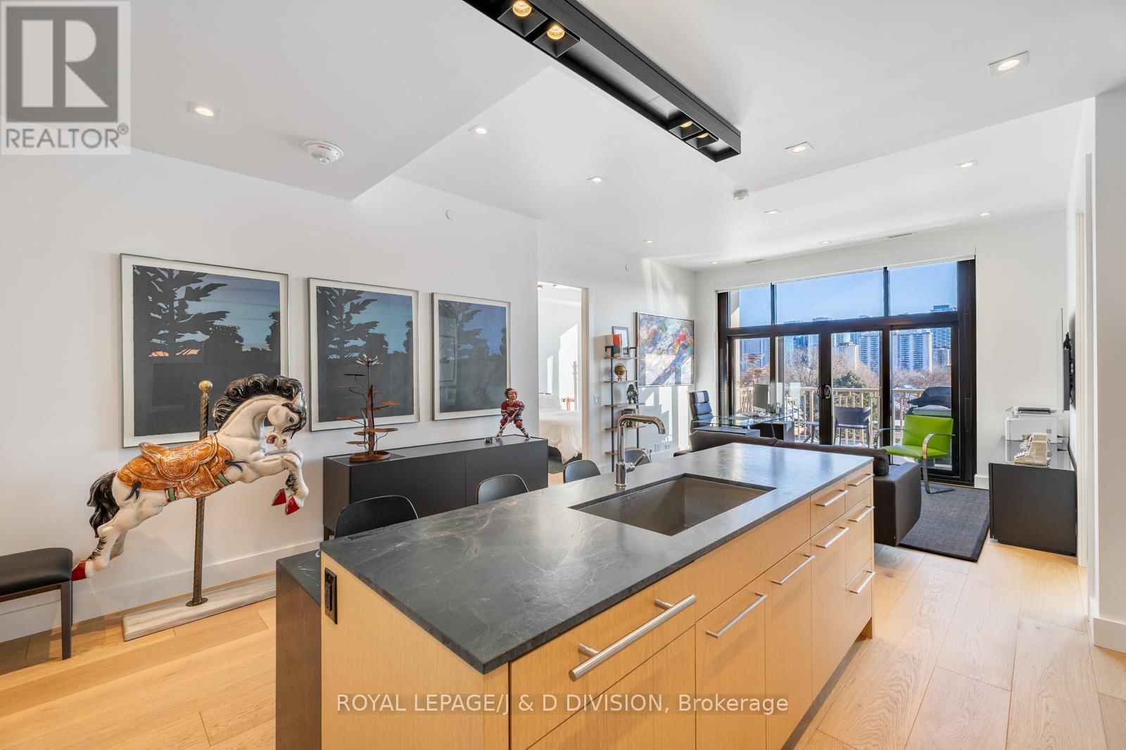 710 - 1 STRATHGOWAN AVENUE Image 8