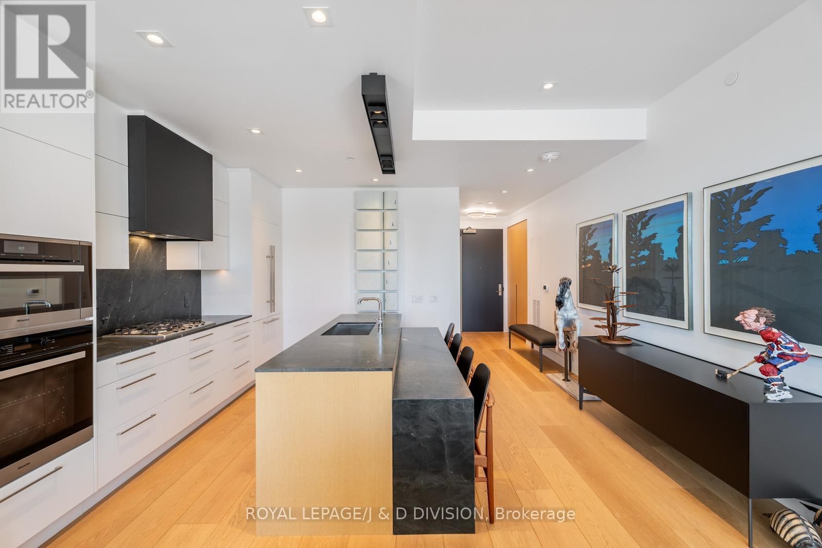 710 - 1 STRATHGOWAN AVENUE Image 9