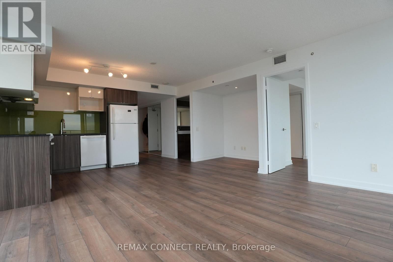 1512 - 72 ESTHER SHINER BOULEVARD Image 18