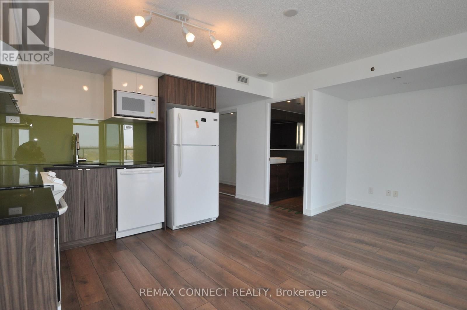 1512 - 72 ESTHER SHINER BOULEVARD Image 3