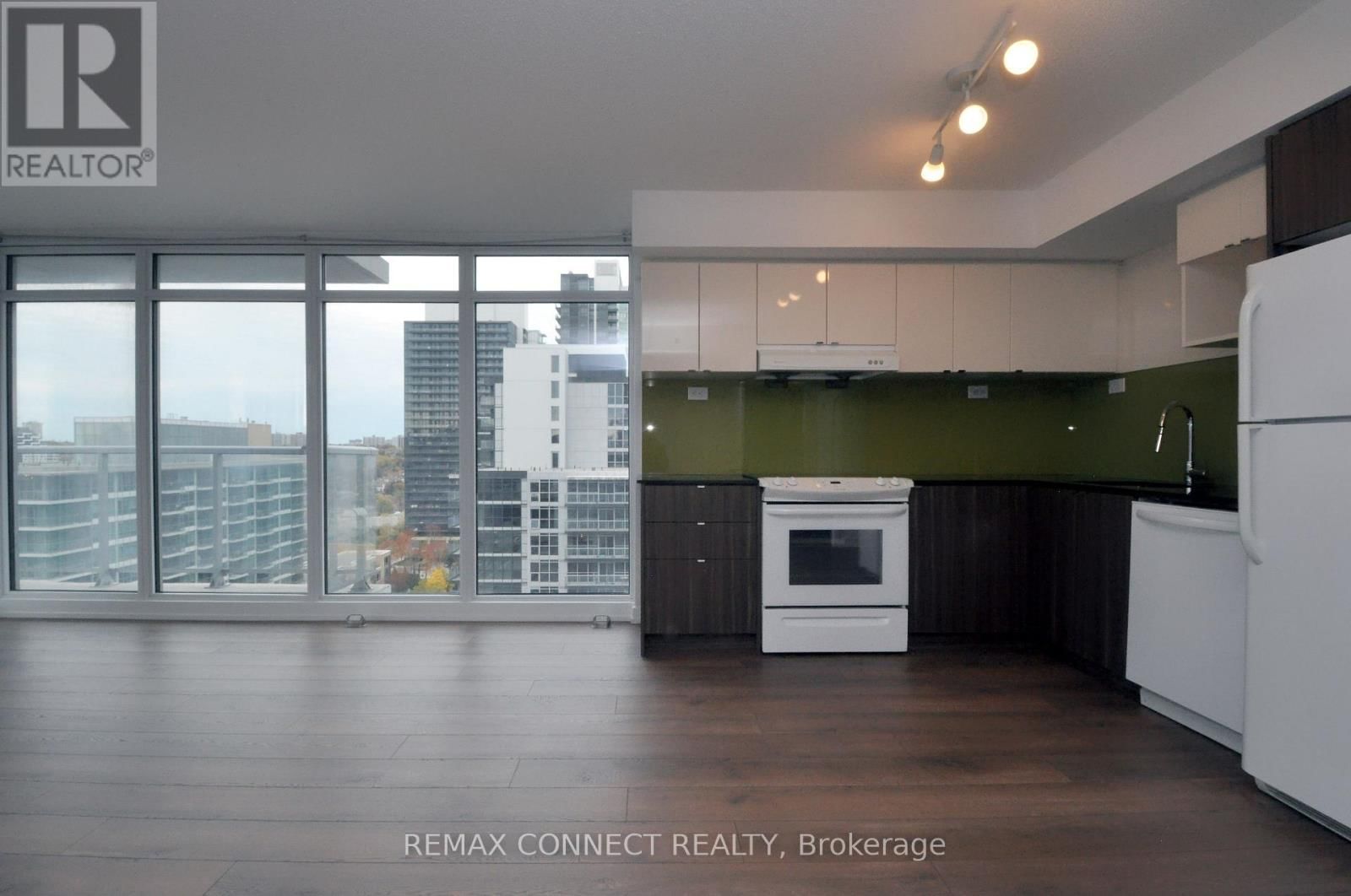 1512 - 72 ESTHER SHINER BOULEVARD Image 6