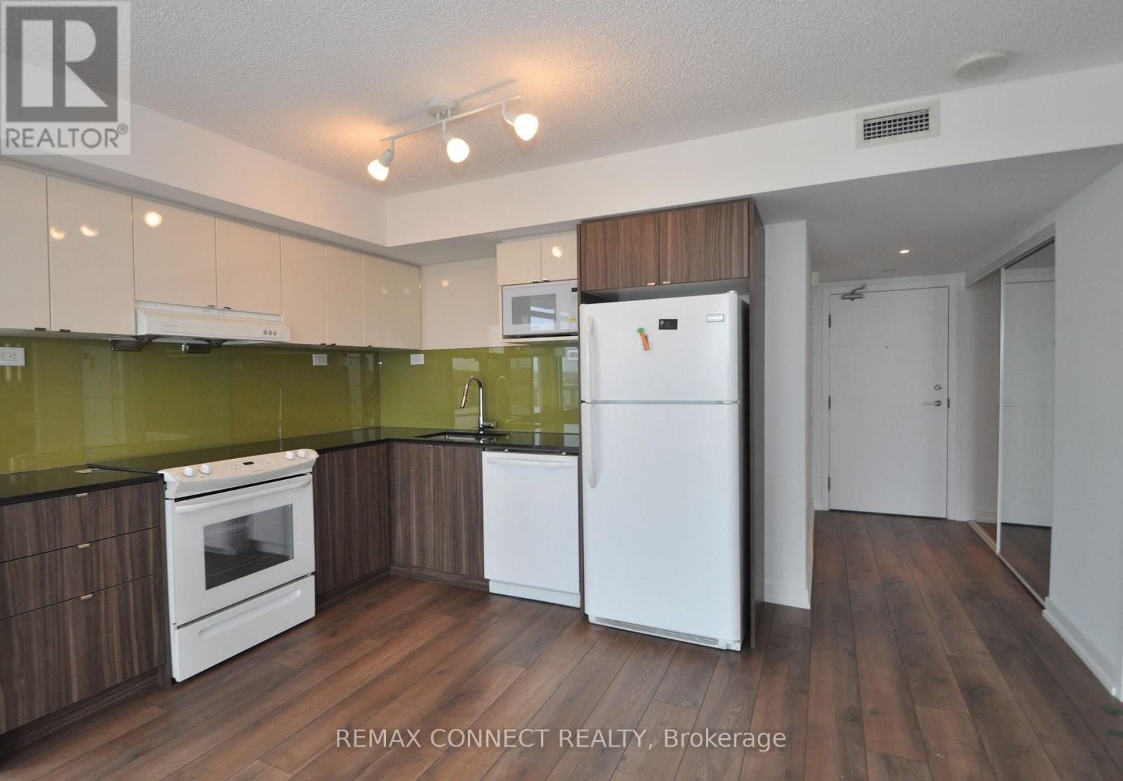 1512 - 72 ESTHER SHINER BOULEVARD Image 9