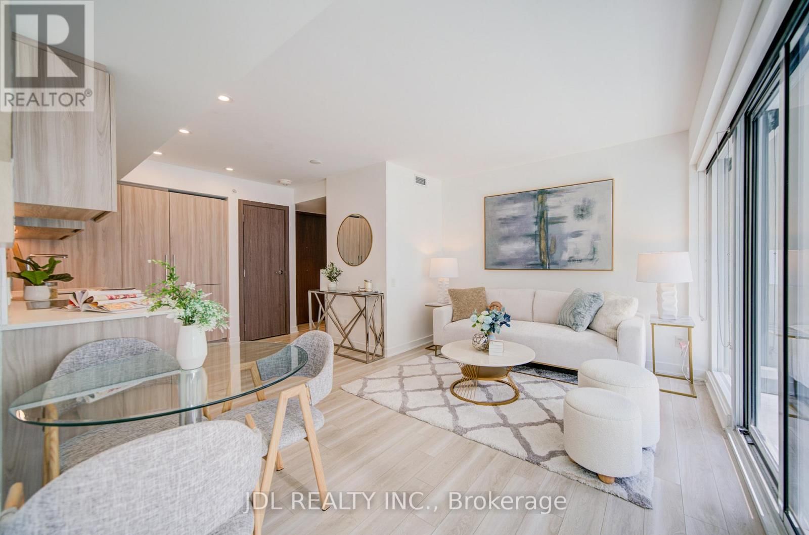 902 - 17 BATHURST STREET Image 1