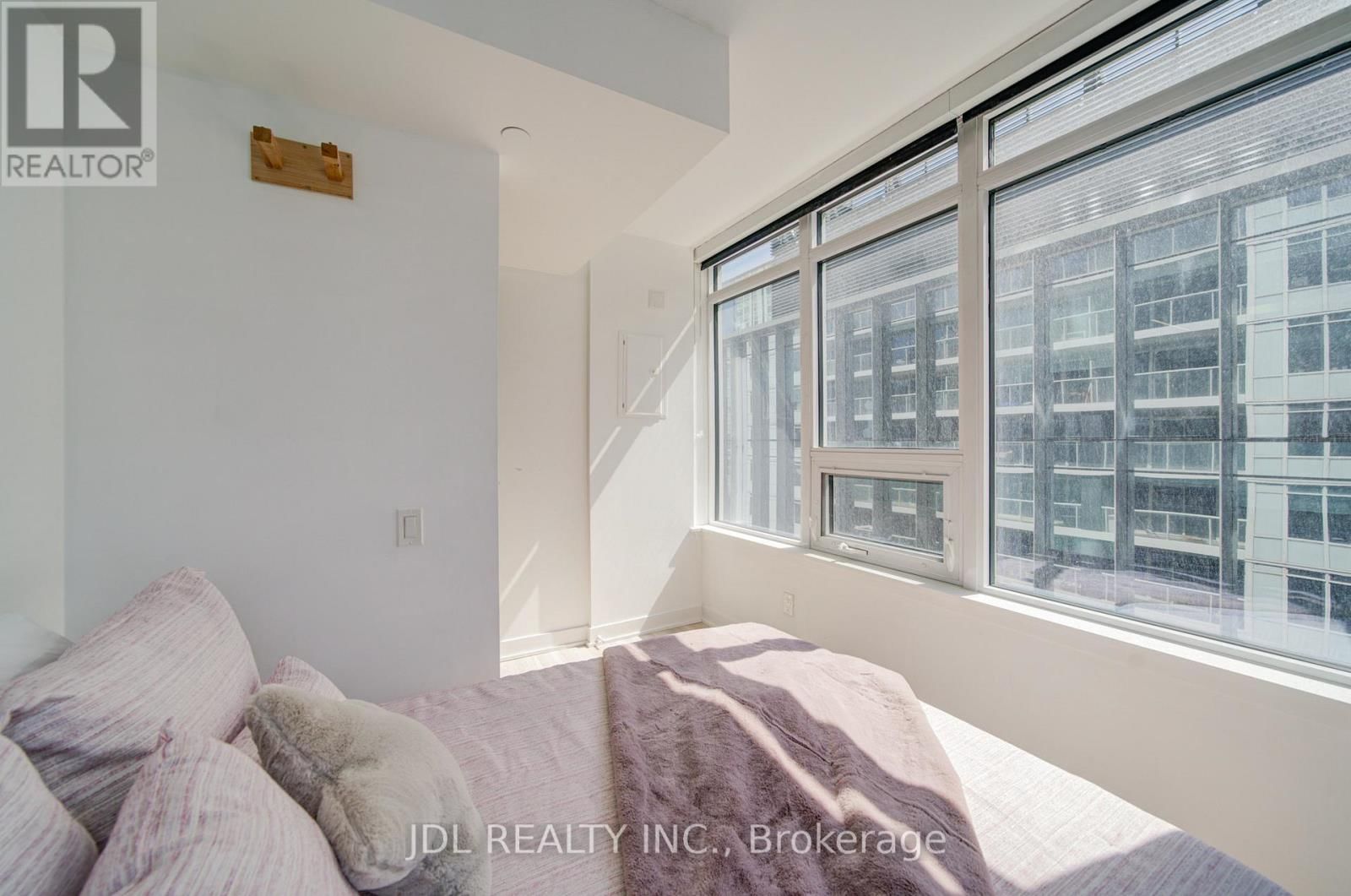 902 - 17 BATHURST STREET Image 12