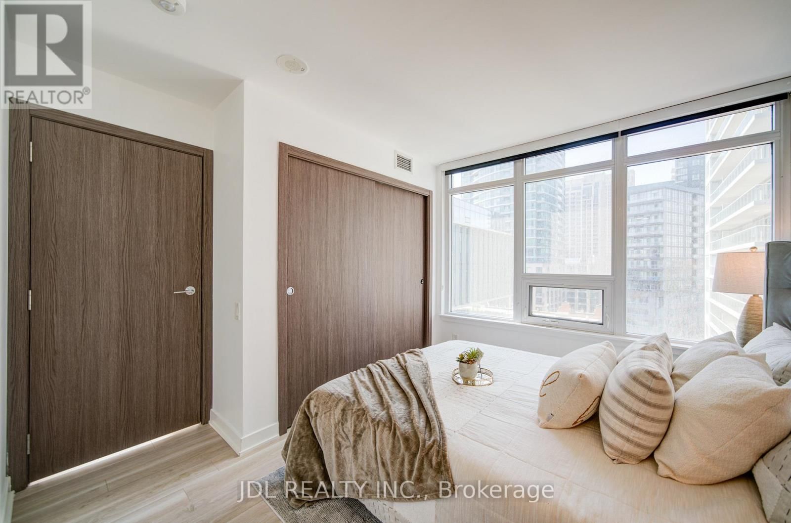 902 - 17 BATHURST STREET Image 15