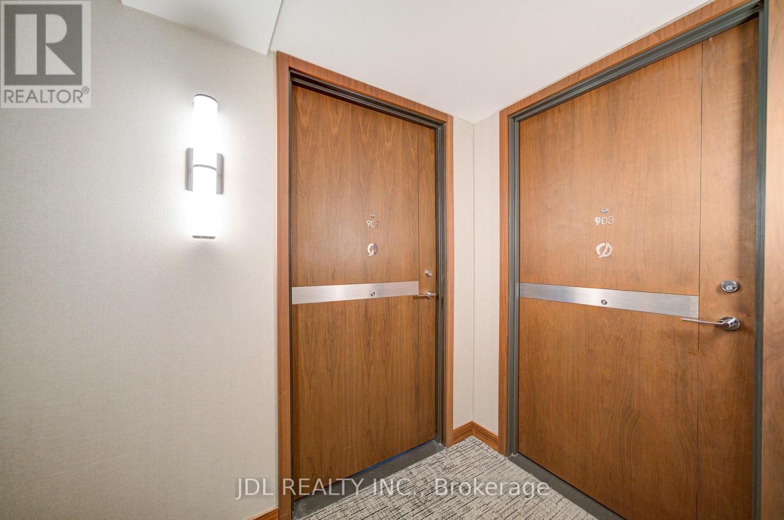 902 - 17 BATHURST STREET Image 2