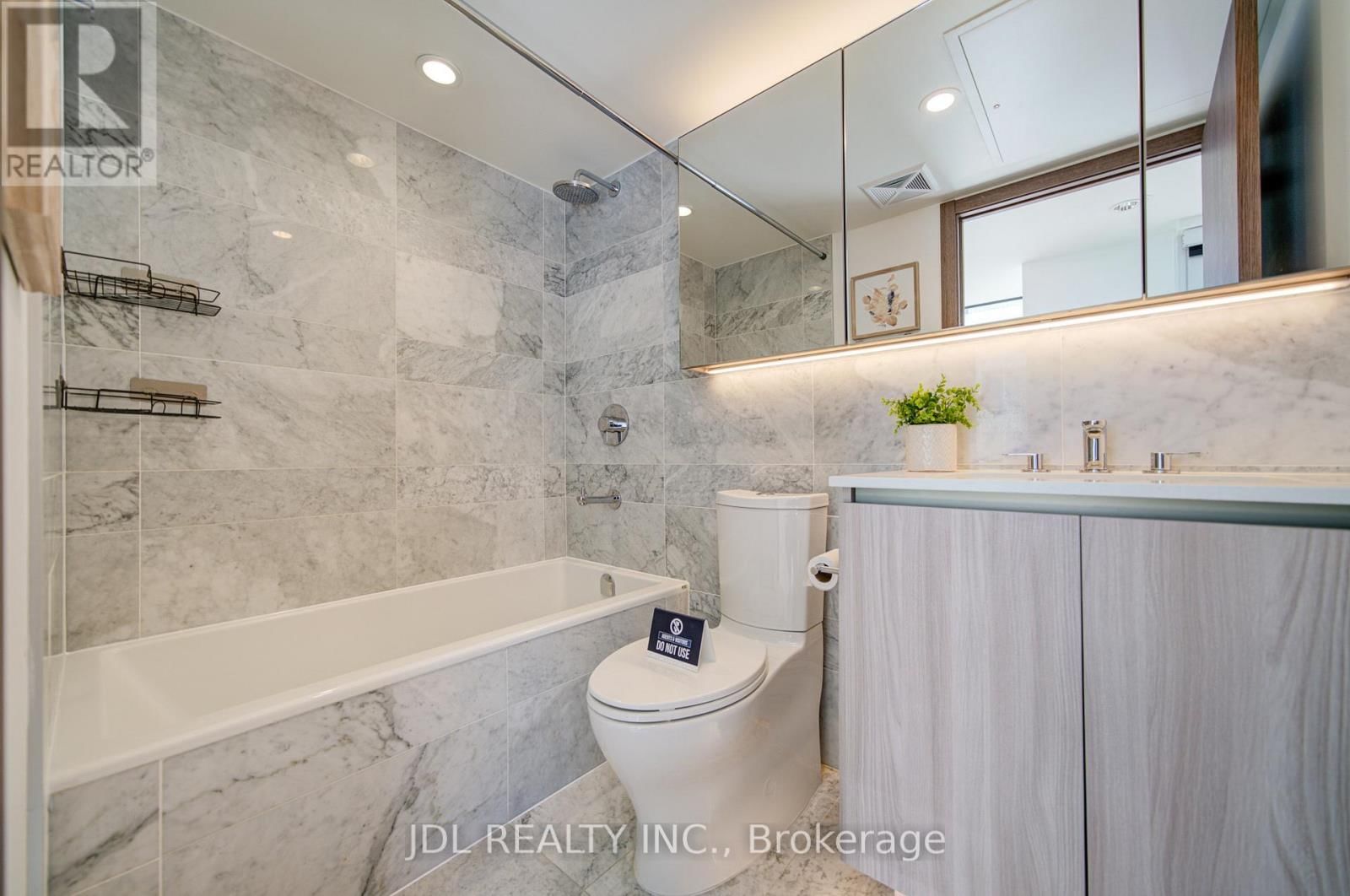 902 - 17 BATHURST STREET Image 9