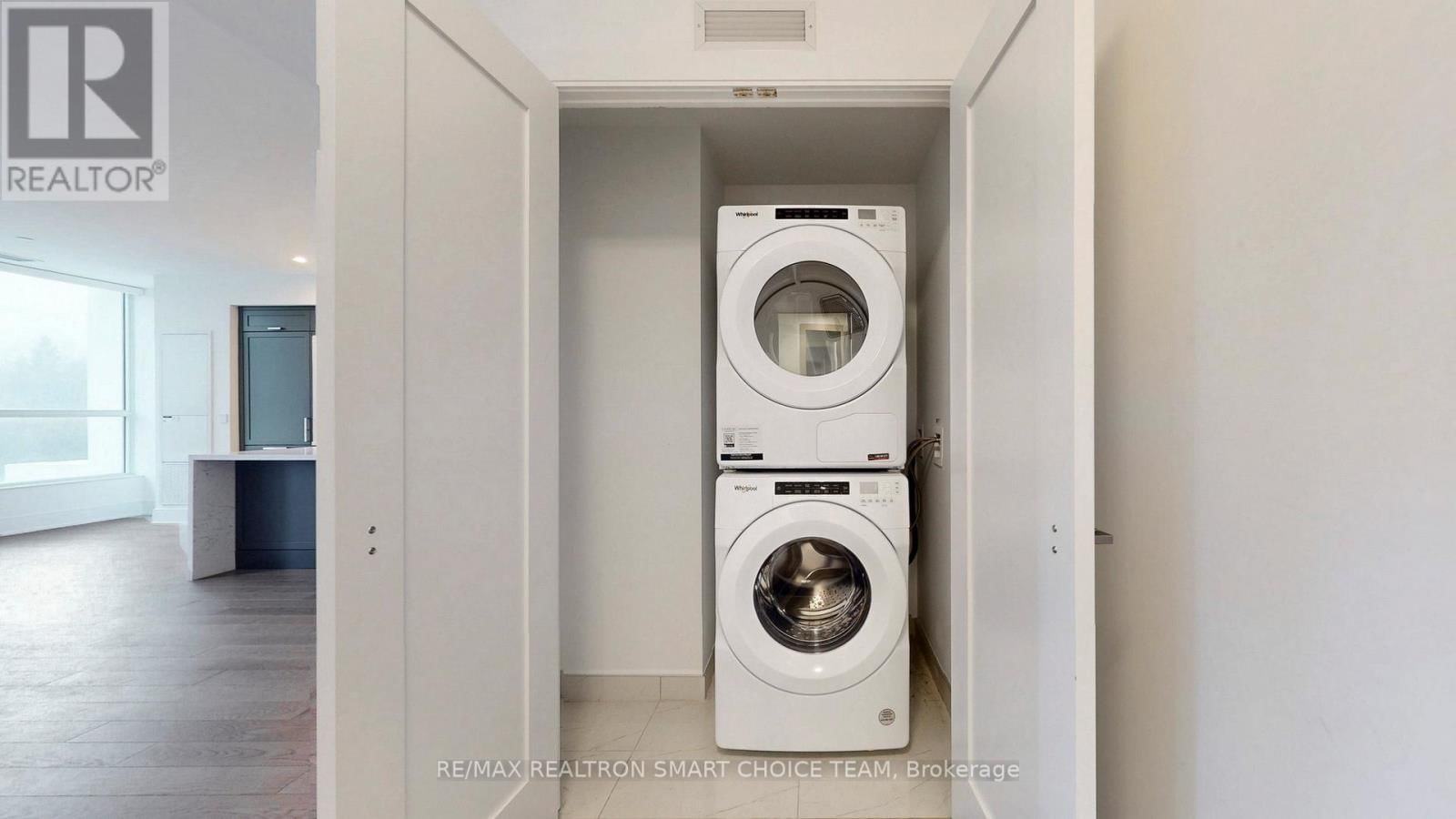 212 - 10 INN ON THE PARK DRIVE Image 10