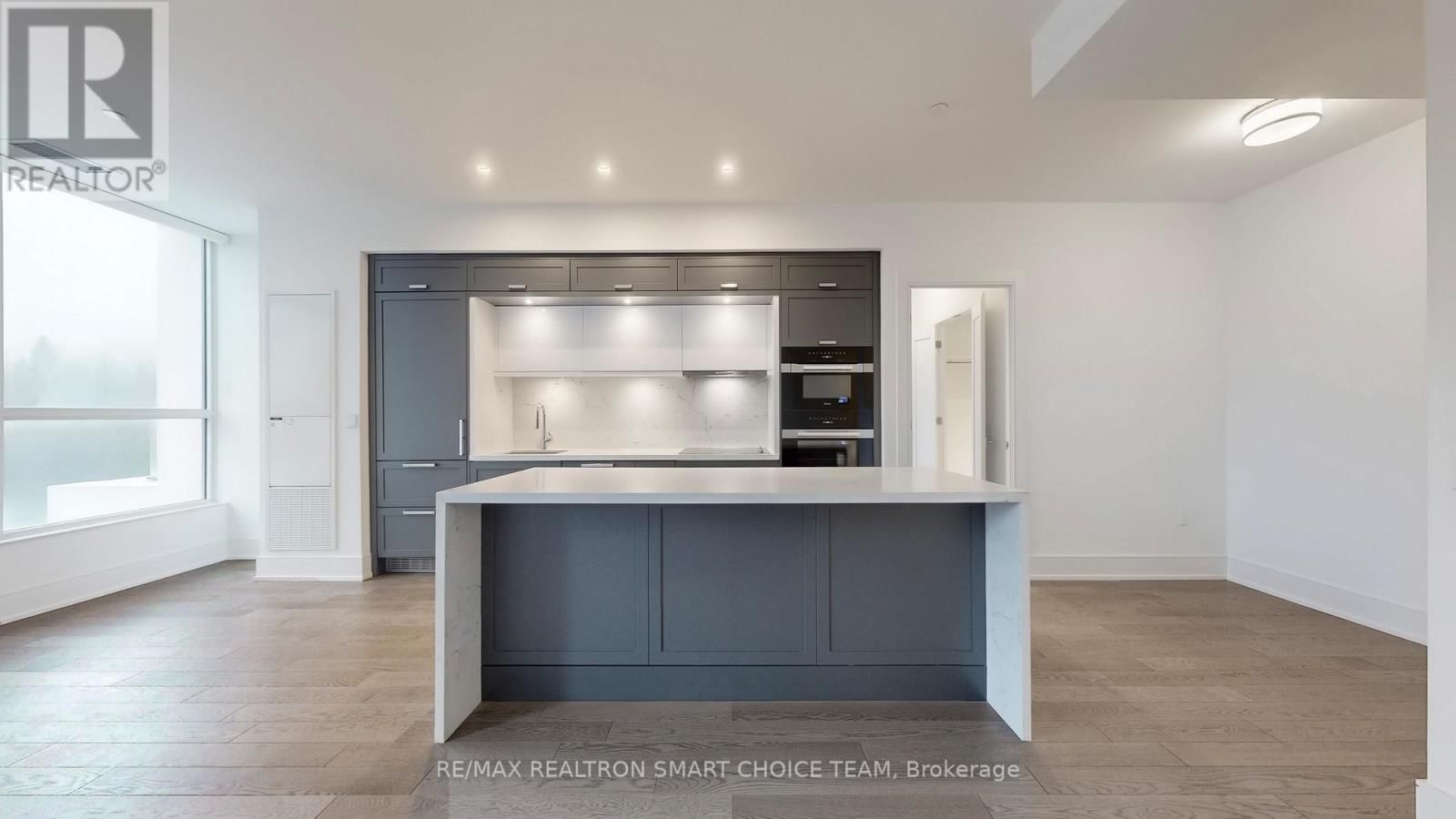 212 - 10 INN ON THE PARK DRIVE Image 23