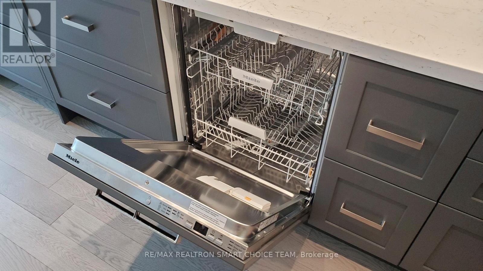 212 - 10 INN ON THE PARK DRIVE Image 27