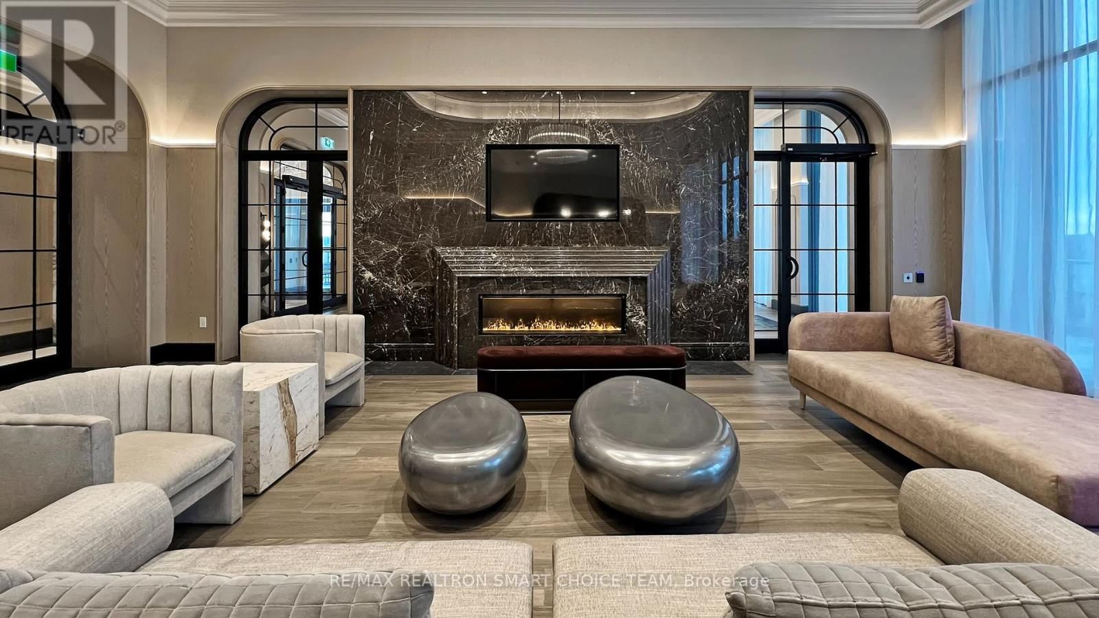 212 - 10 INN ON THE PARK DRIVE Image 41