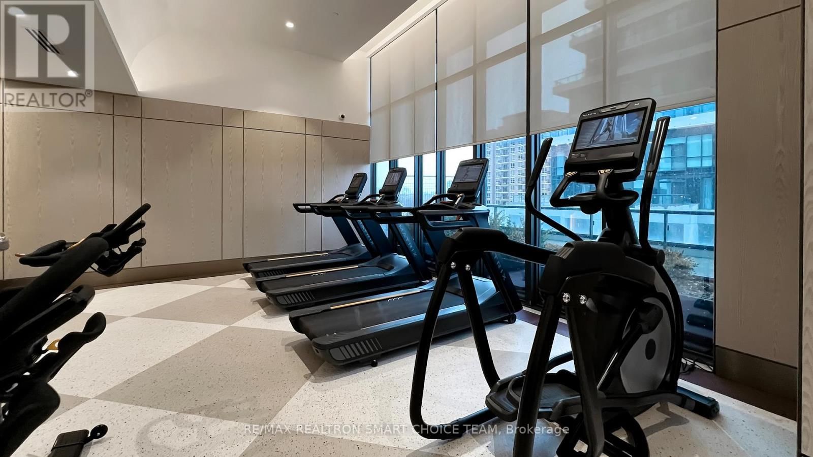 212 - 10 INN ON THE PARK DRIVE Image 48