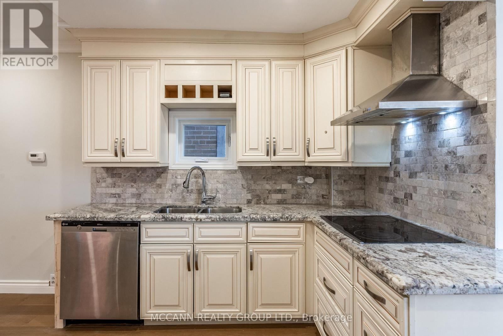 301 ROBINA AVENUE Image 15