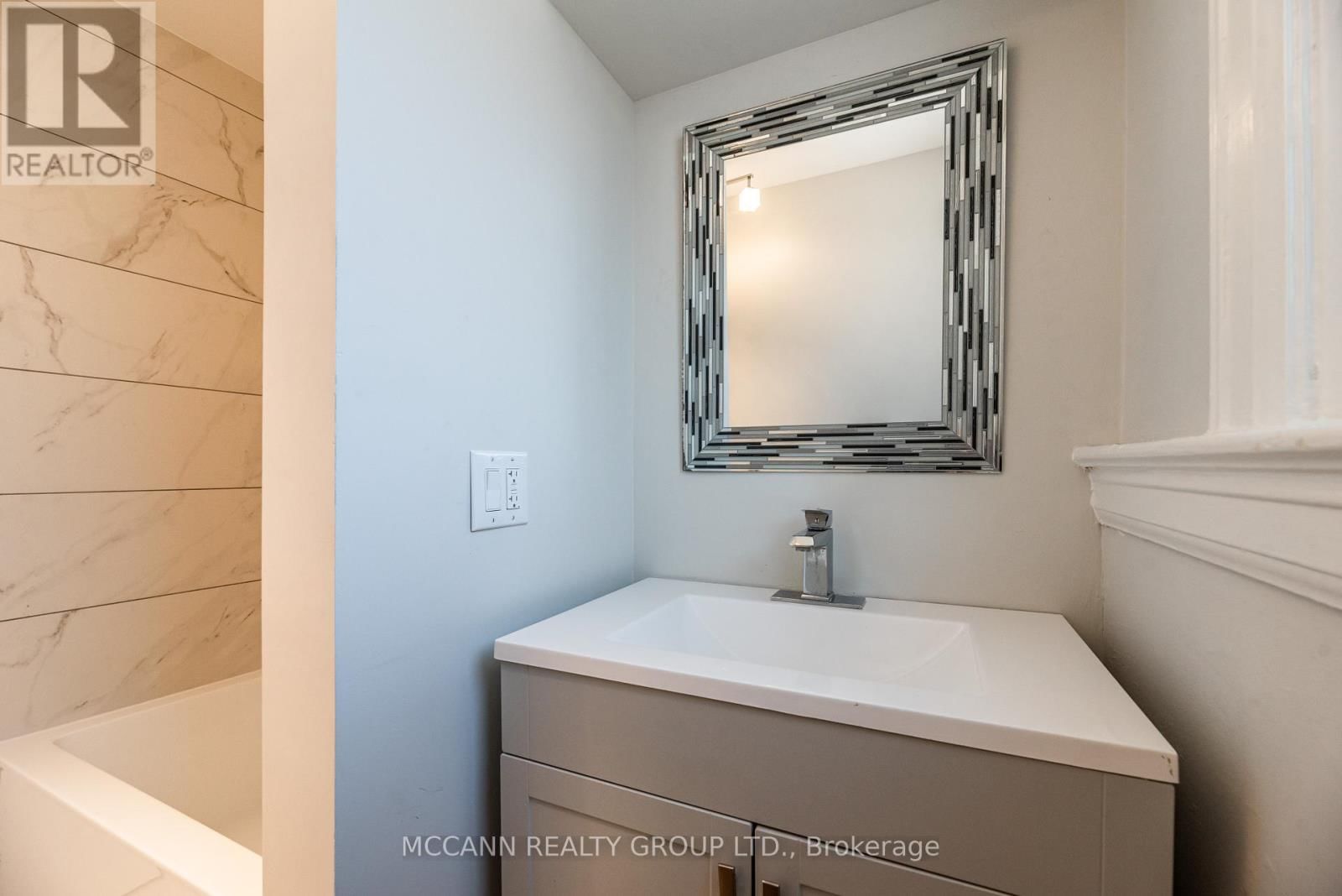 301 ROBINA AVENUE Image 25