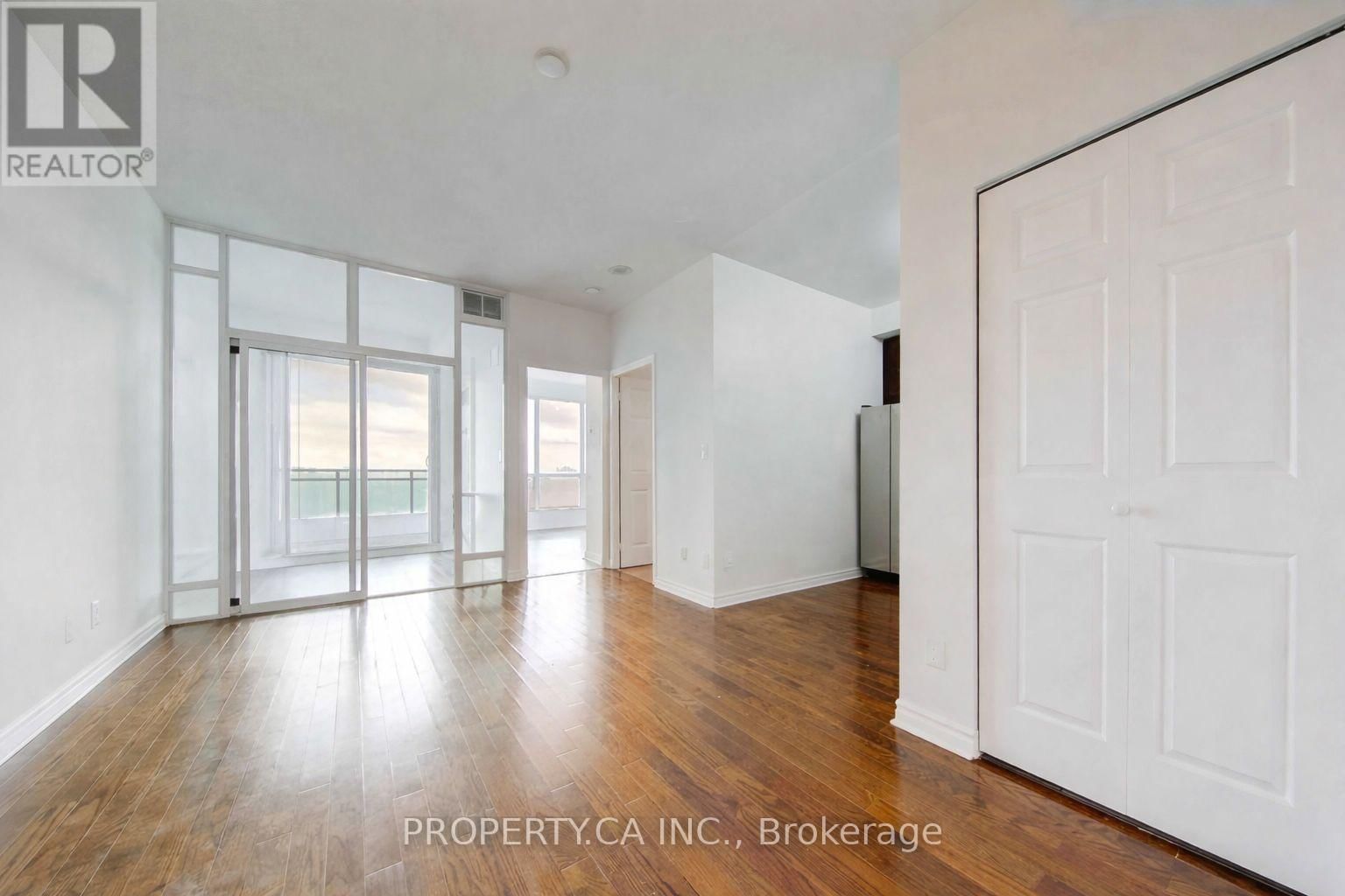 1015 - 18 HOLMES AVENUE Image 7