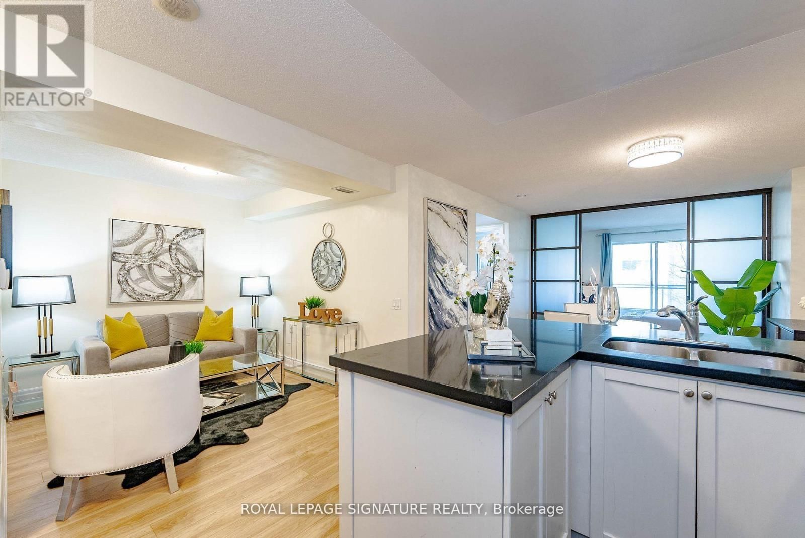 209 - 21 HILLCREST AVENUE Image 1