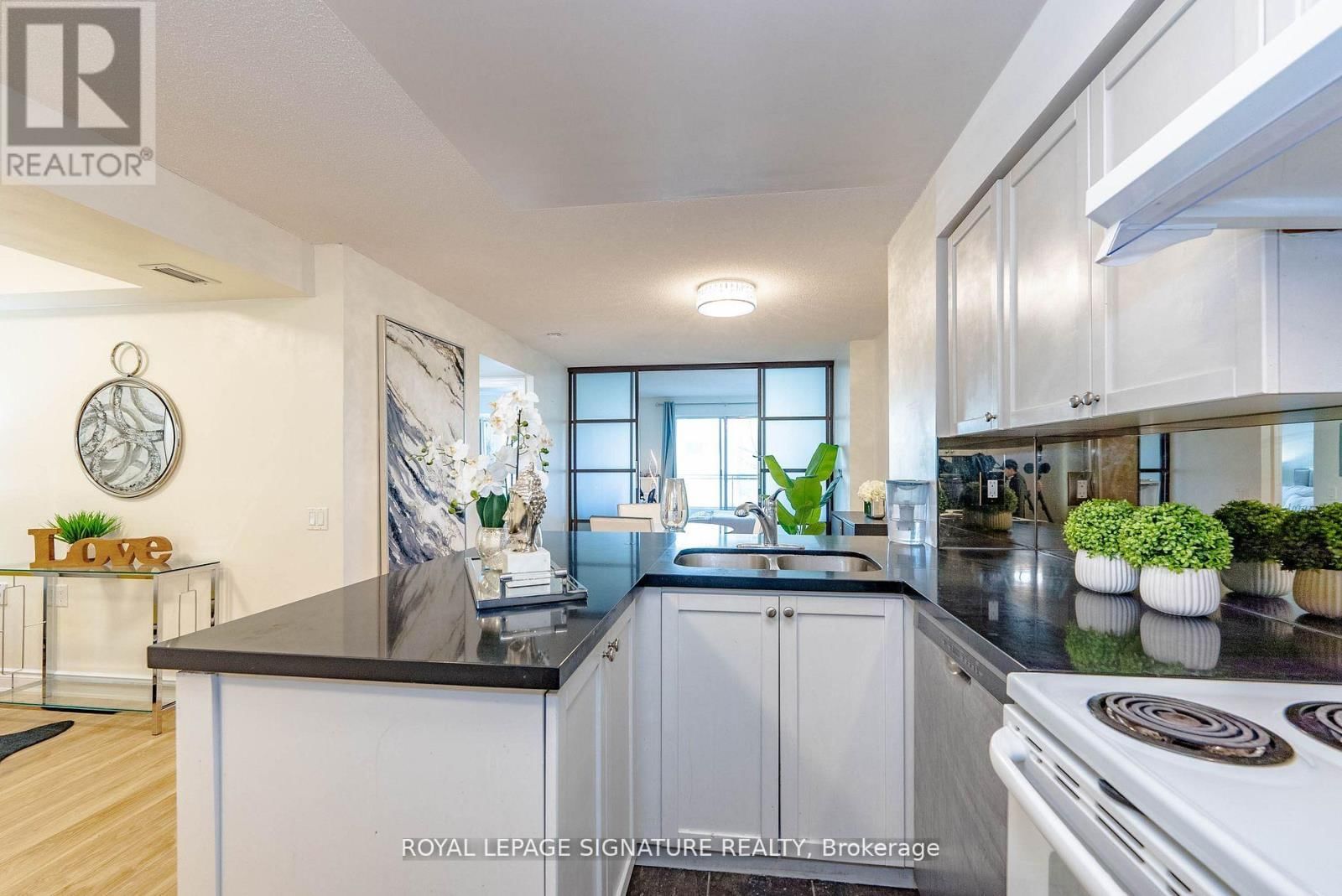 209 - 21 HILLCREST AVENUE Image 2