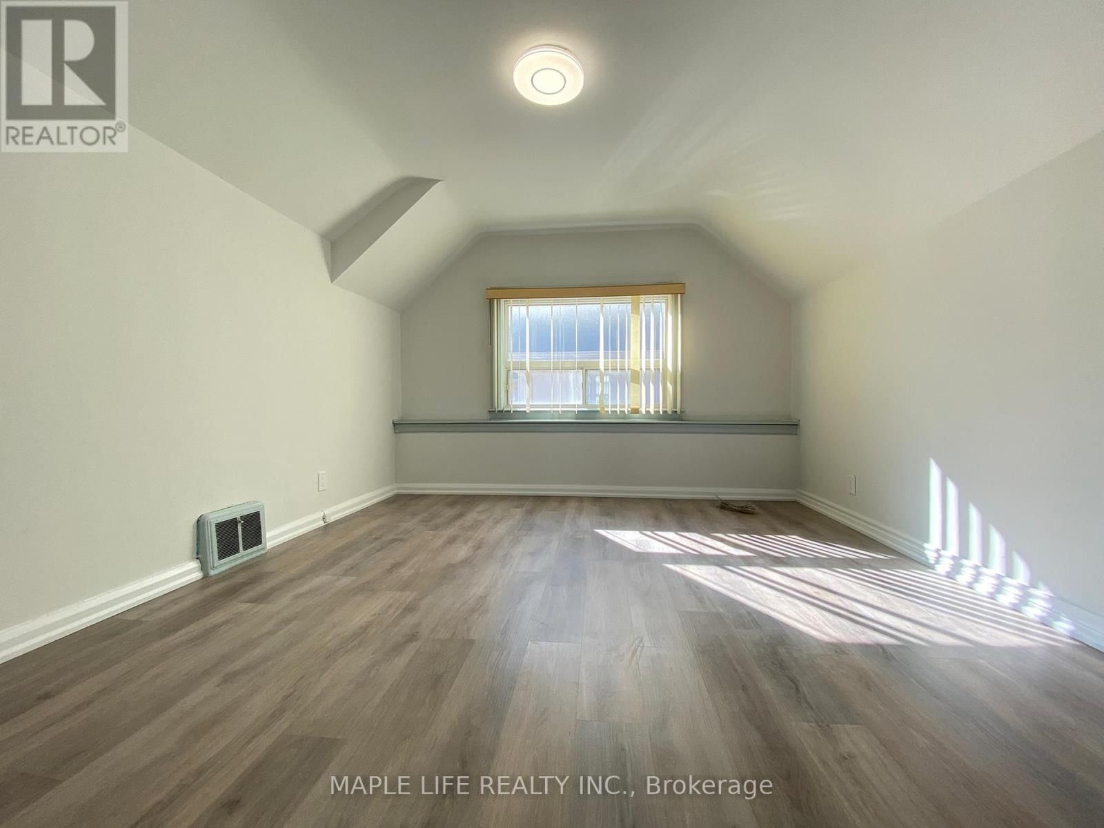 16 LYNDALE DRIVE Image 10