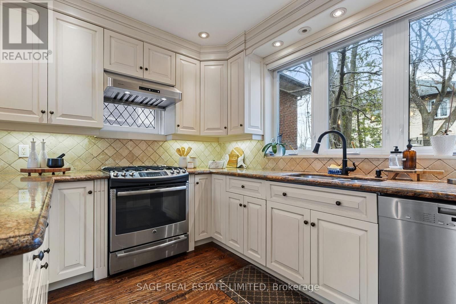 85 WEYBOURNE CRESCENT Image 10