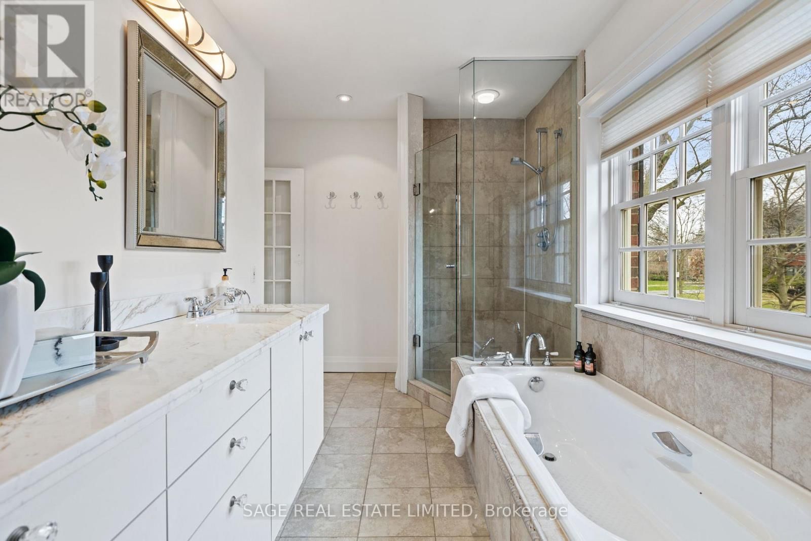 85 WEYBOURNE CRESCENT Image 19