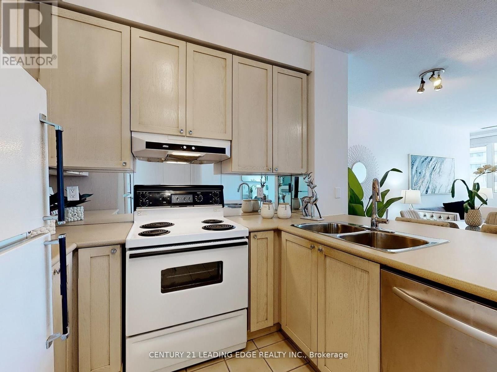 602 - 555 YONGE STREET Image 14