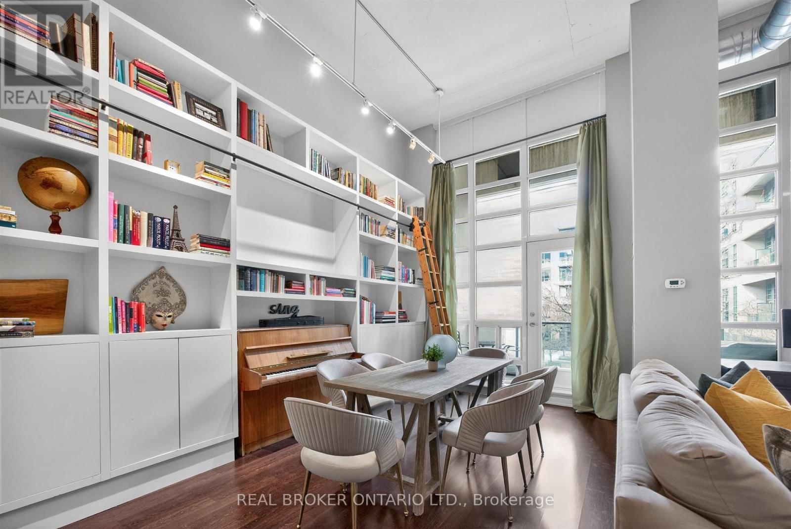 209 - 380 MACPHERSON AVENUE Image 1