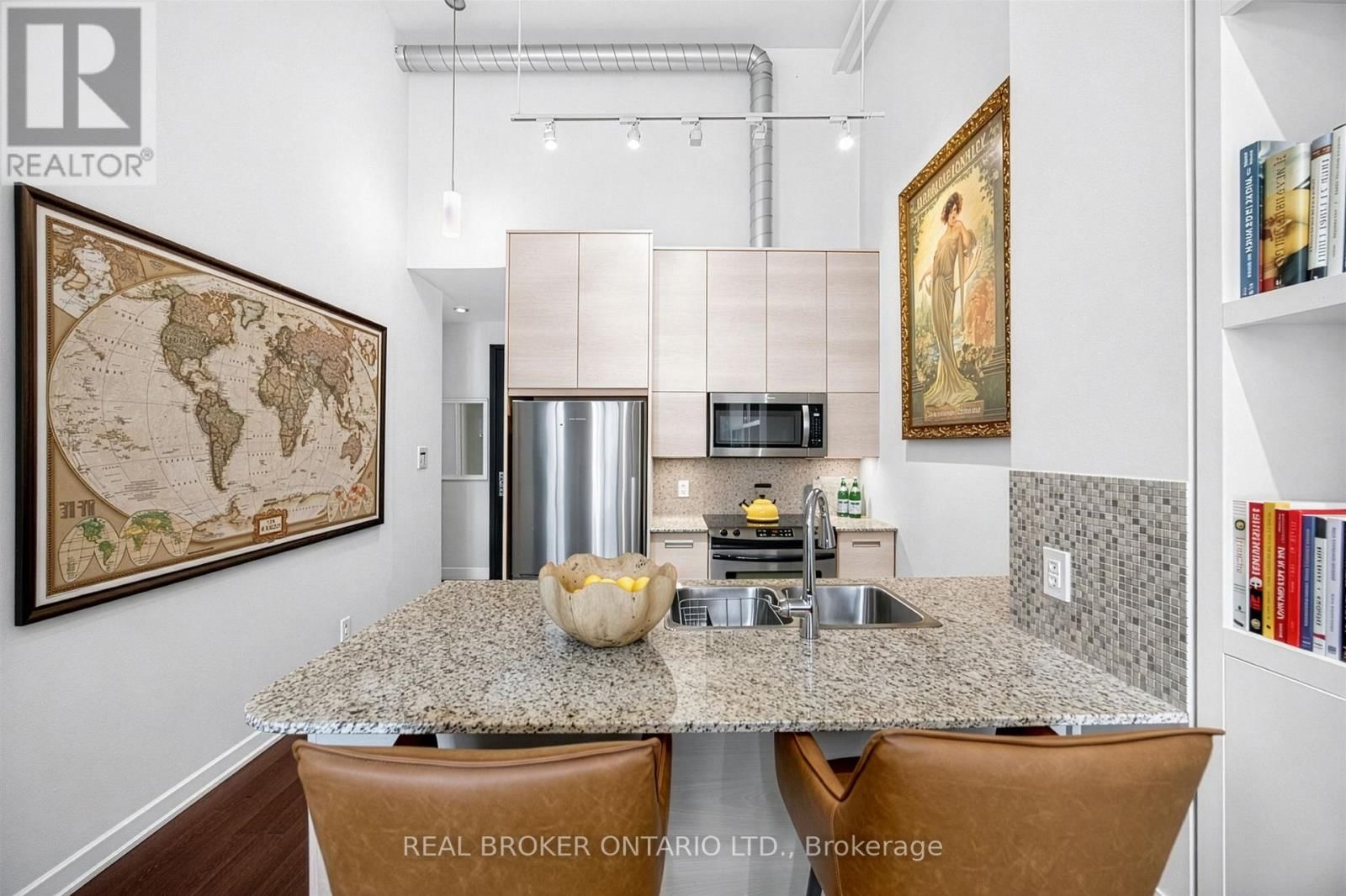 209 - 380 MACPHERSON AVENUE Image 10