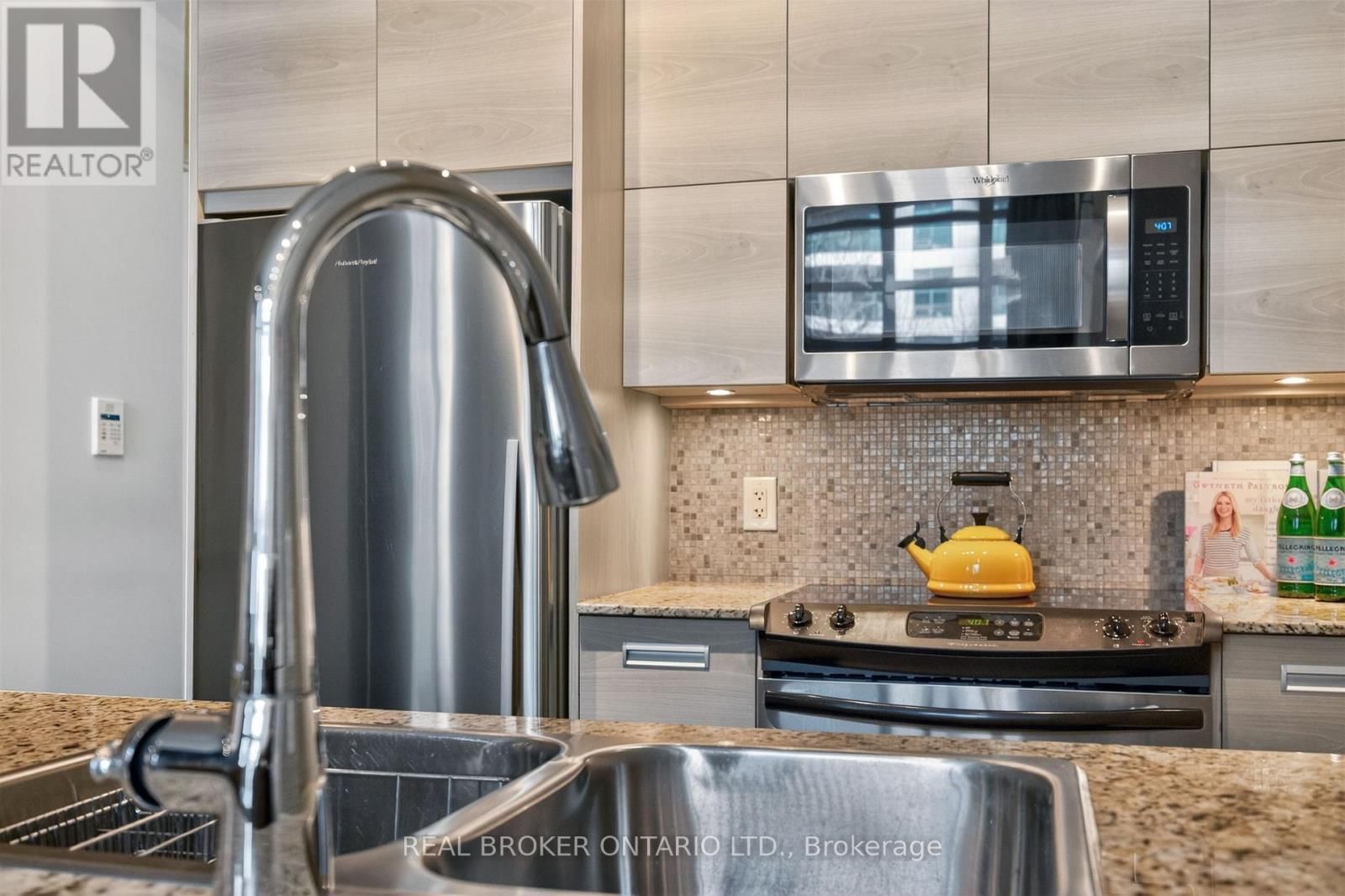 209 - 380 MACPHERSON AVENUE Image 12