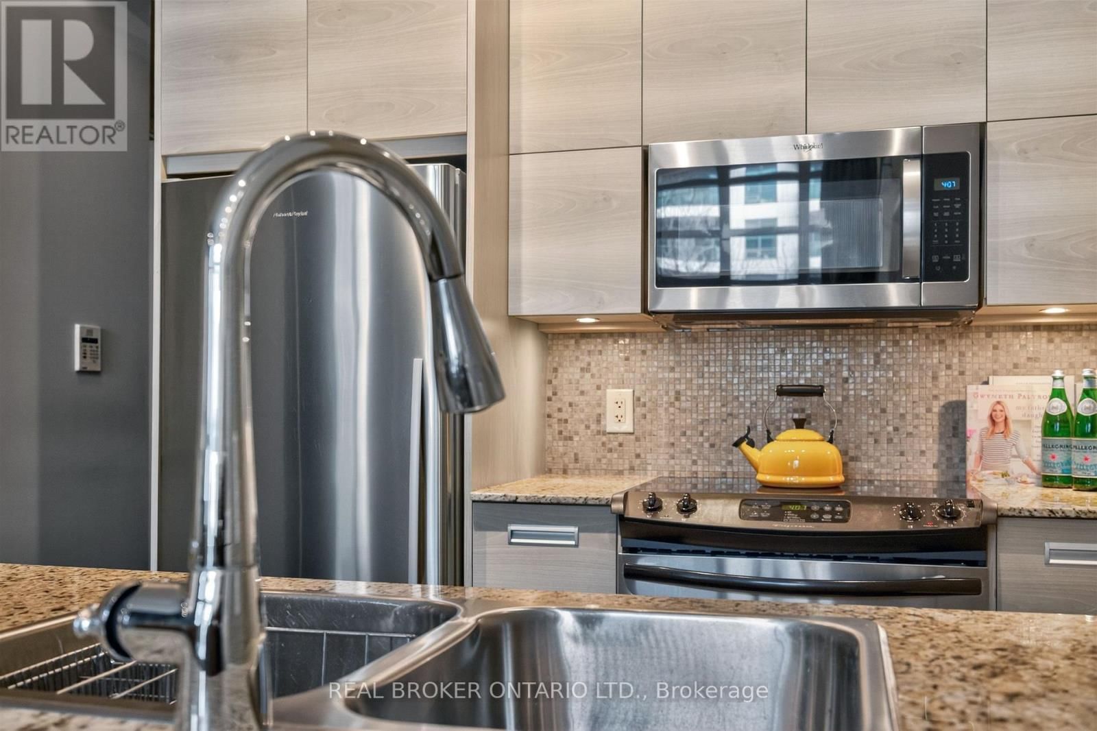 209 - 380 MACPHERSON AVENUE Image 13