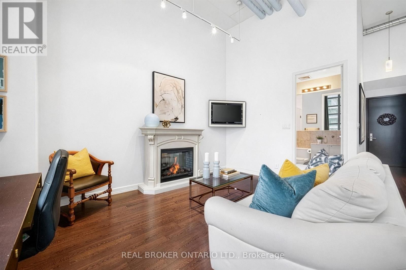 209 - 380 MACPHERSON AVENUE Image 14