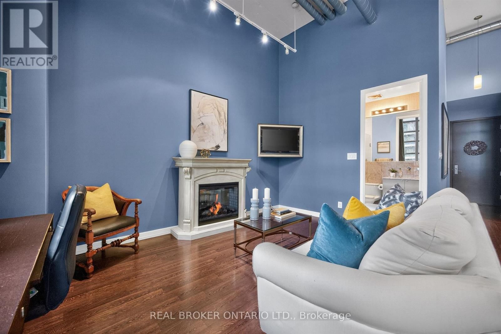 209 - 380 MACPHERSON AVENUE Image 15