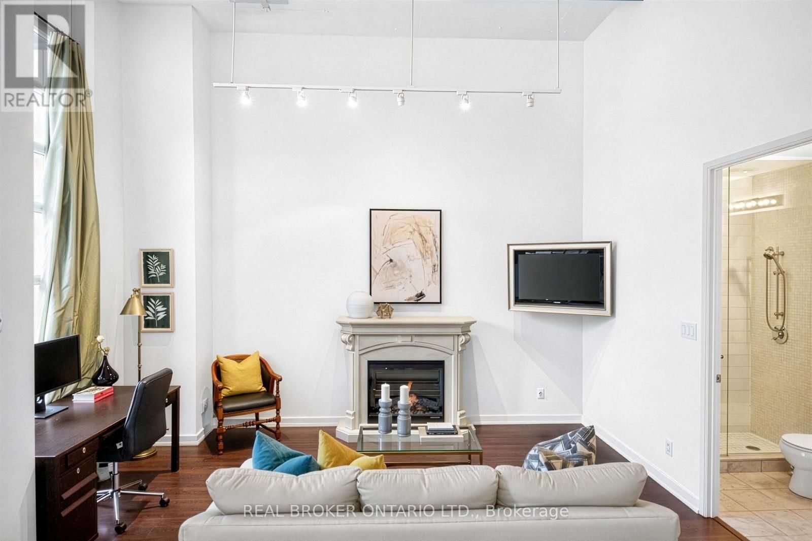 209 - 380 MACPHERSON AVENUE Image 16