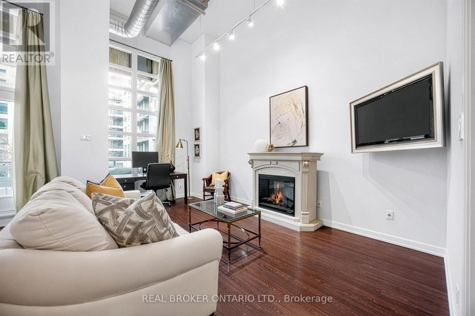 209 - 380 MACPHERSON AVENUE Image 18