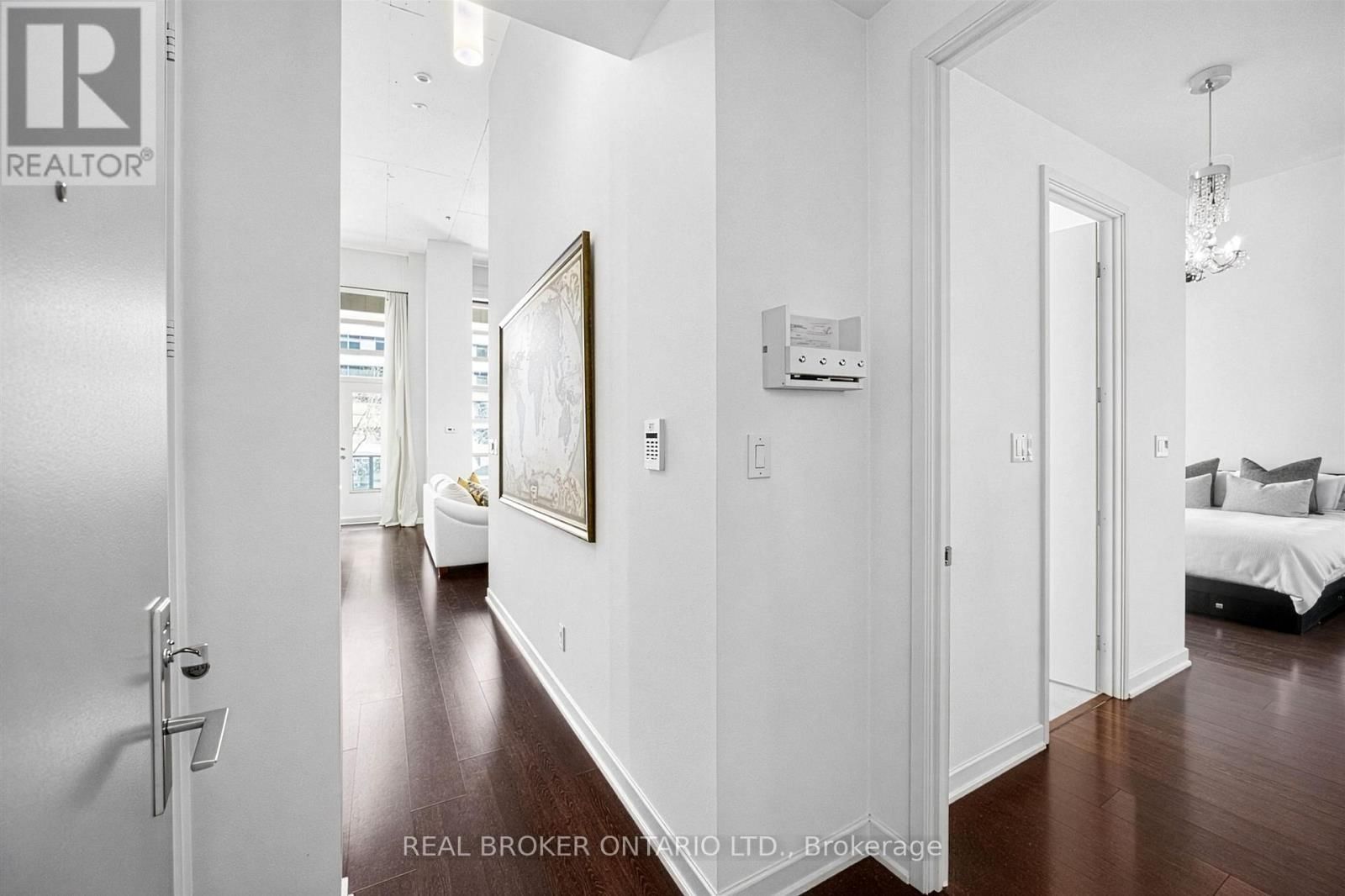 209 - 380 MACPHERSON AVENUE Image 2