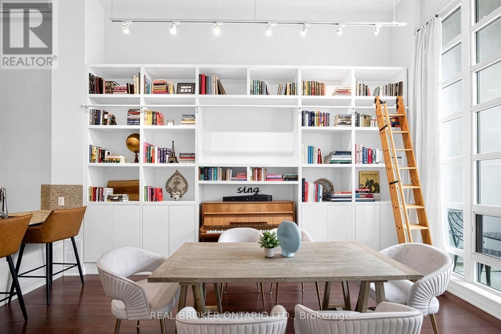 209 - 380 MACPHERSON AVENUE Image 23