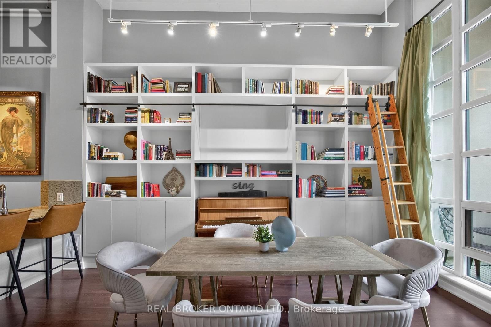 209 - 380 MACPHERSON AVENUE Image 24