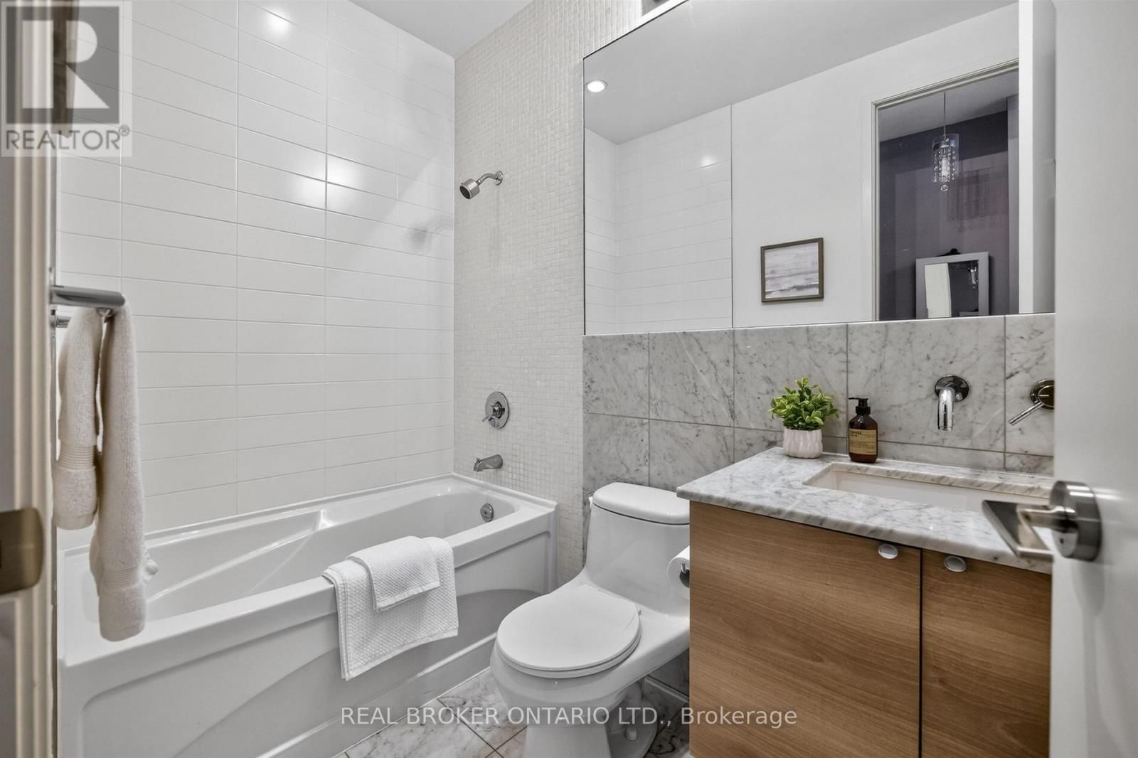 209 - 380 MACPHERSON AVENUE Image 30