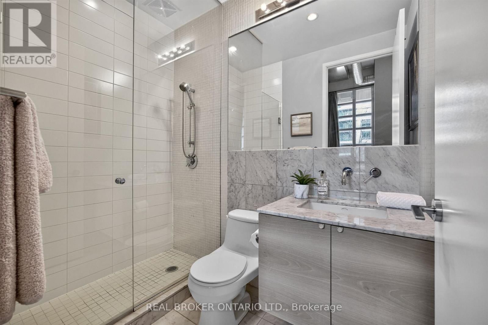 209 - 380 MACPHERSON AVENUE Image 32