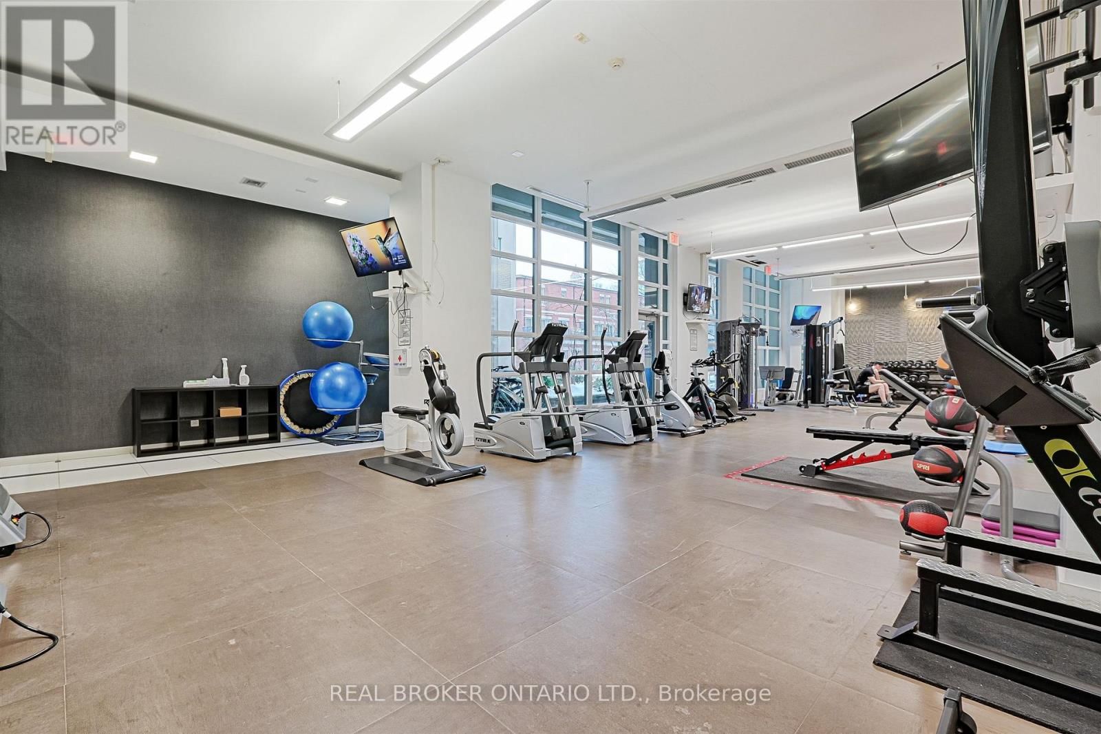 209 - 380 MACPHERSON AVENUE Image 36