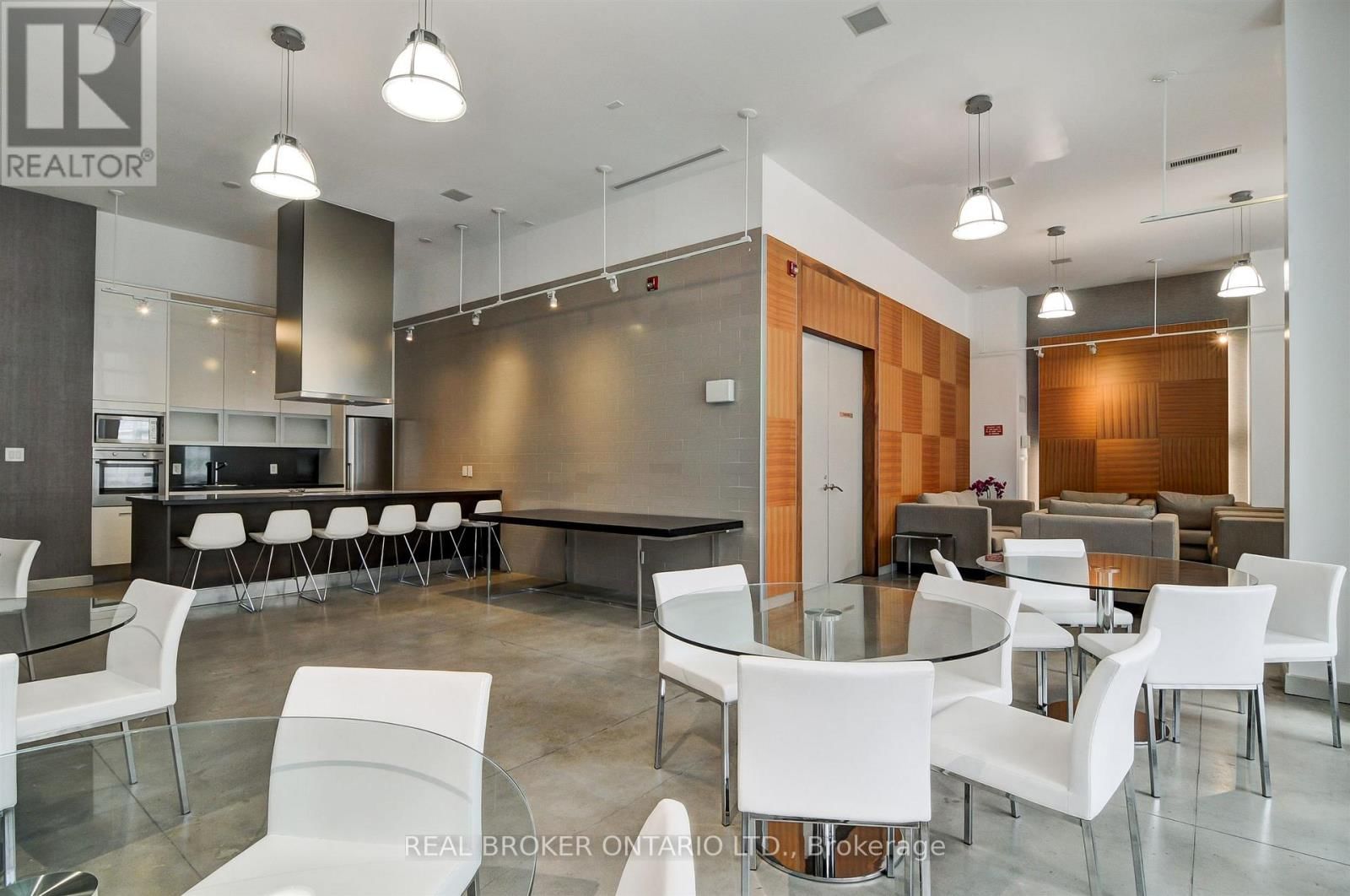 209 - 380 MACPHERSON AVENUE Image 37