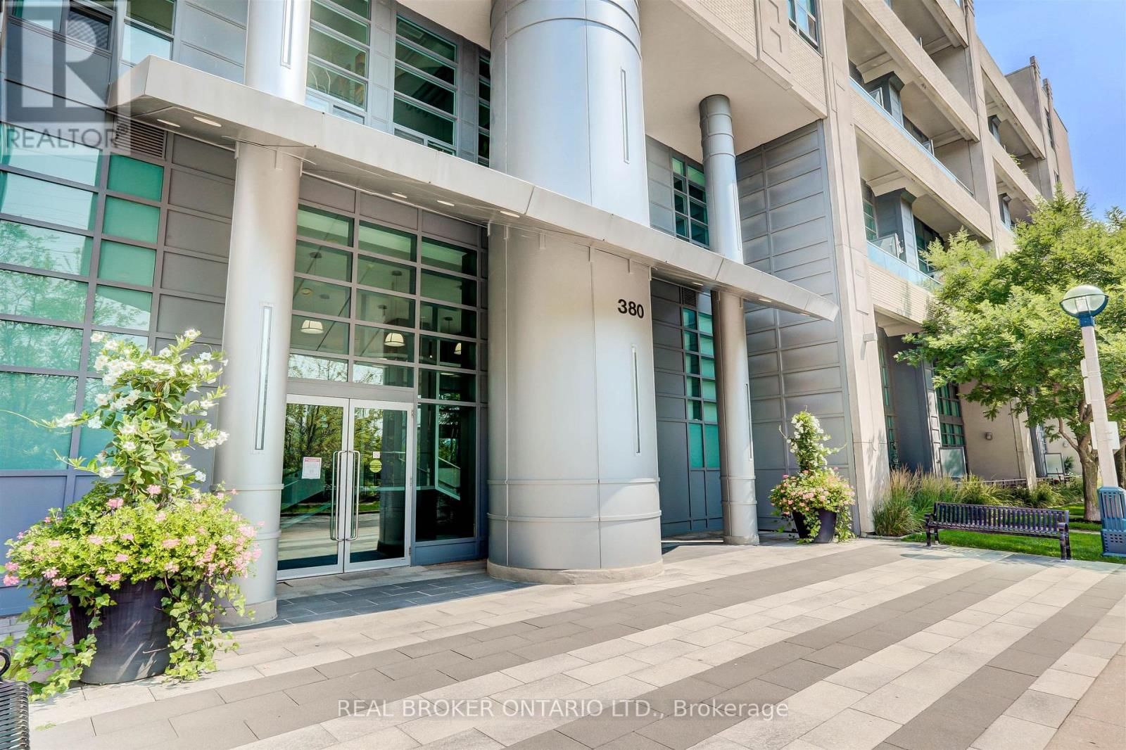 209 - 380 MACPHERSON AVENUE Image 42