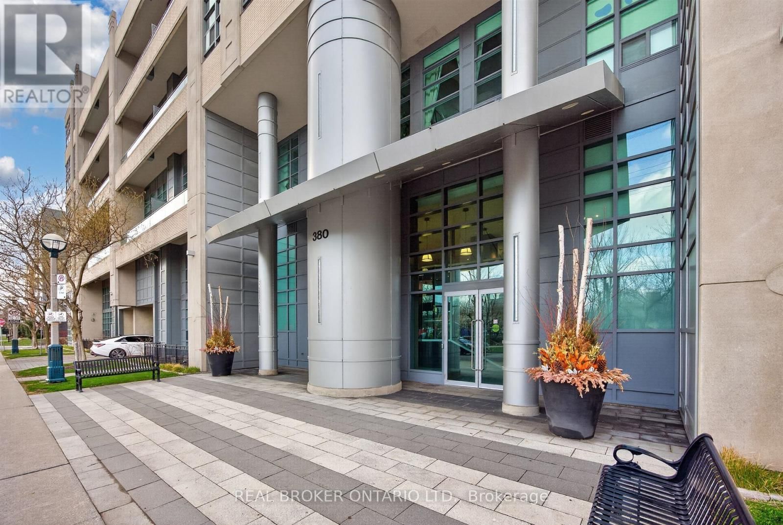 209 - 380 MACPHERSON AVENUE Image 44