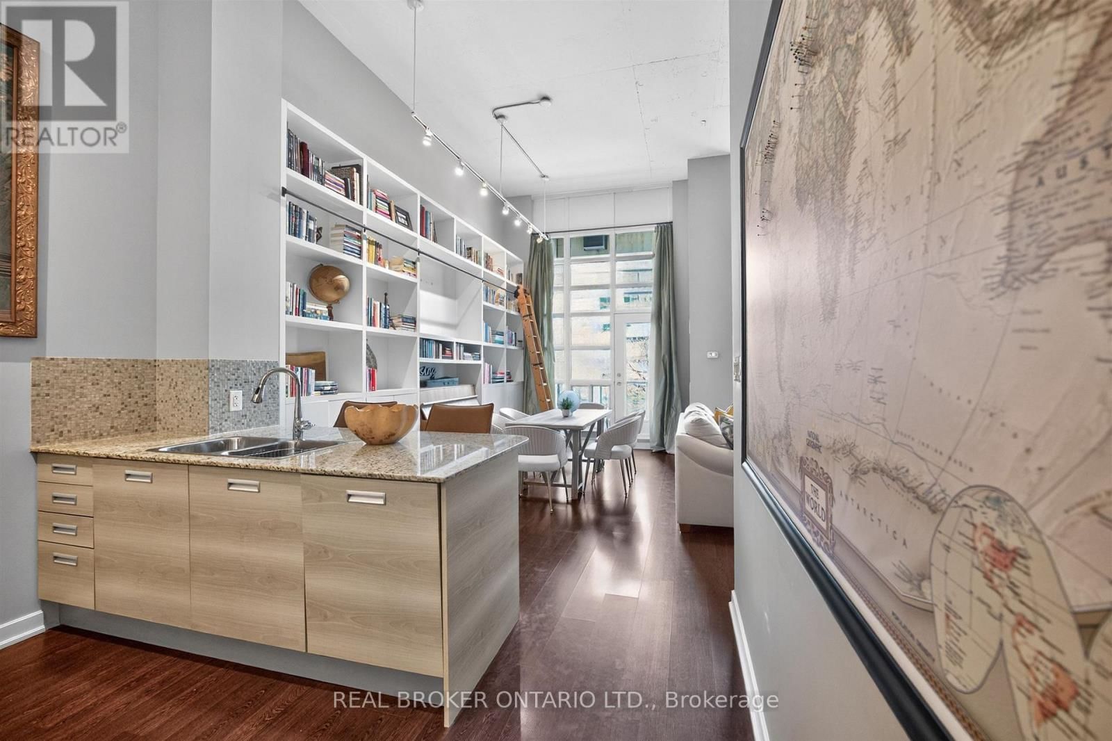 209 - 380 MACPHERSON AVENUE Image 5