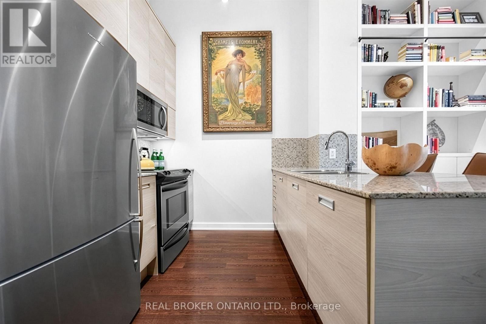 209 - 380 MACPHERSON AVENUE Image 6