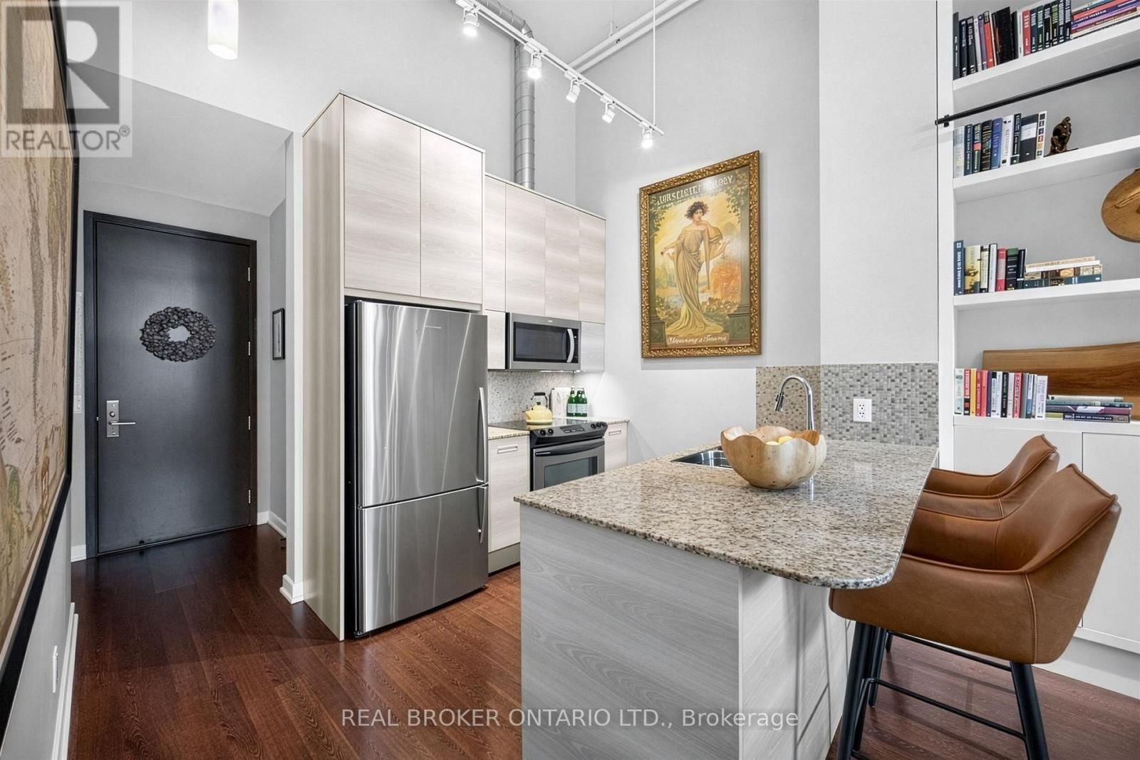 209 - 380 MACPHERSON AVENUE Image 8