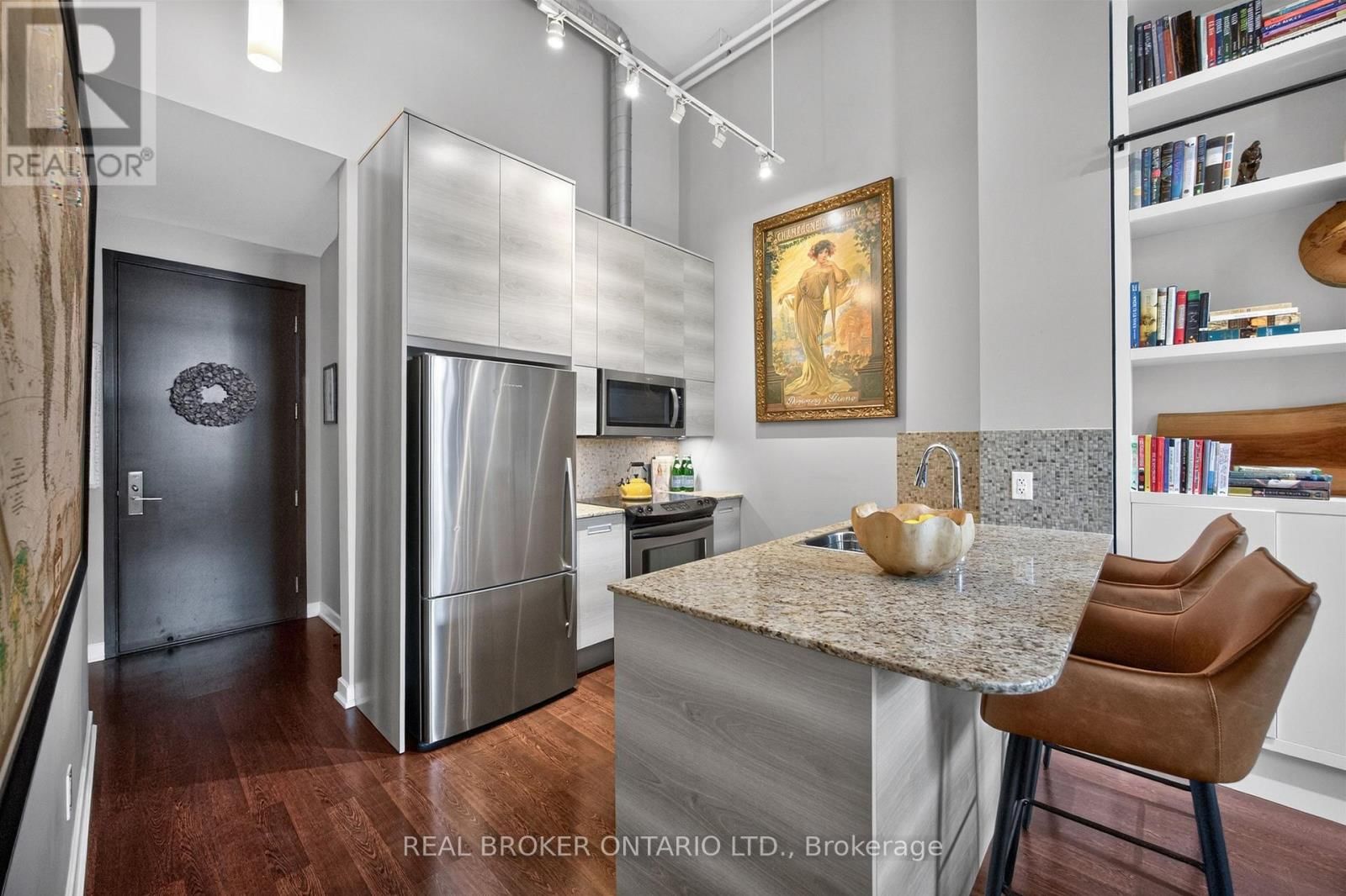 209 - 380 MACPHERSON AVENUE Image 9