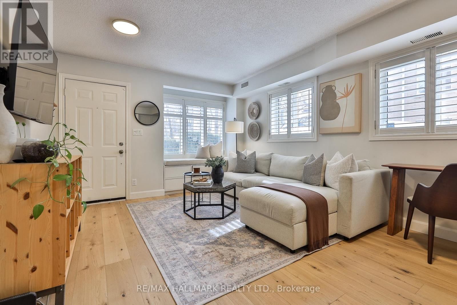 59 - 208 NIAGARA STREET Image 2